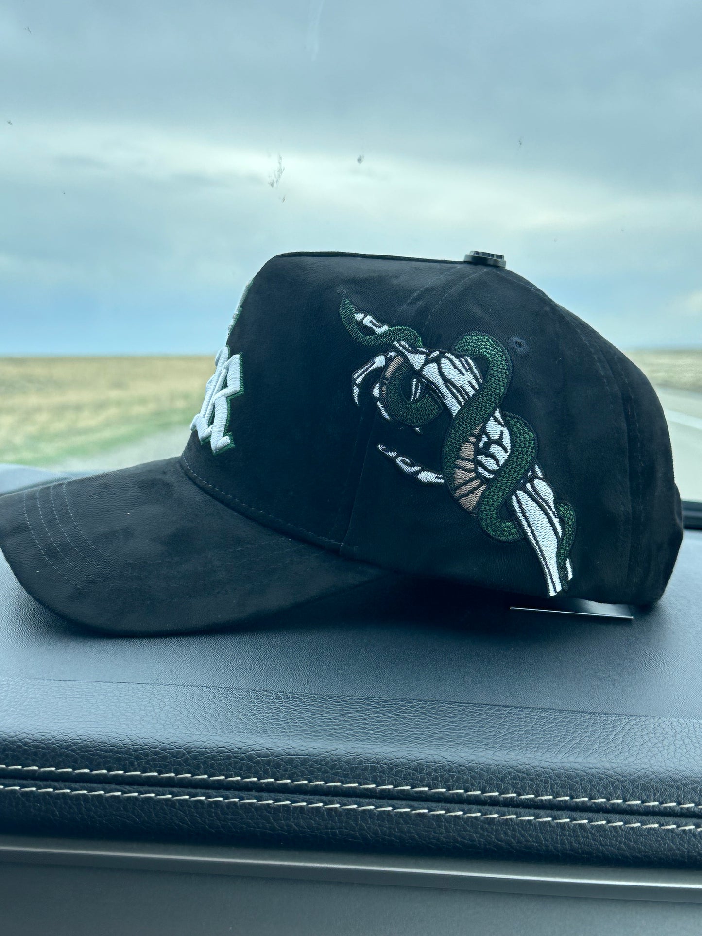 Zander hats - Snake in Bones